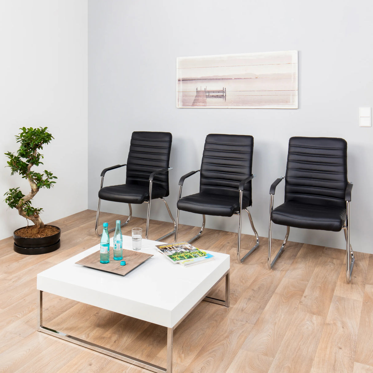 Drei schwarze Besucherstühle STEEL V mit Quersteppung und Armlehnen aus Chrom von hjh OFFICE