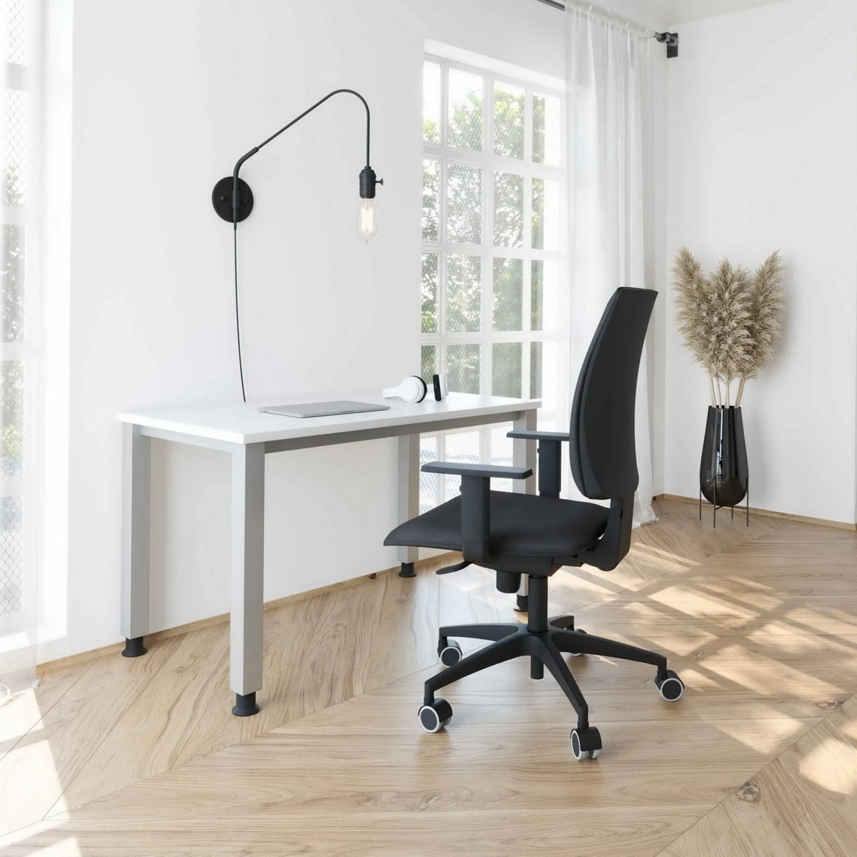 Weißer Schreibtisch QUEO 614 S der Serie QUEO in 140 x 67 cm mit höhenverstellbarem Gestell von hjh OFFICE PRO