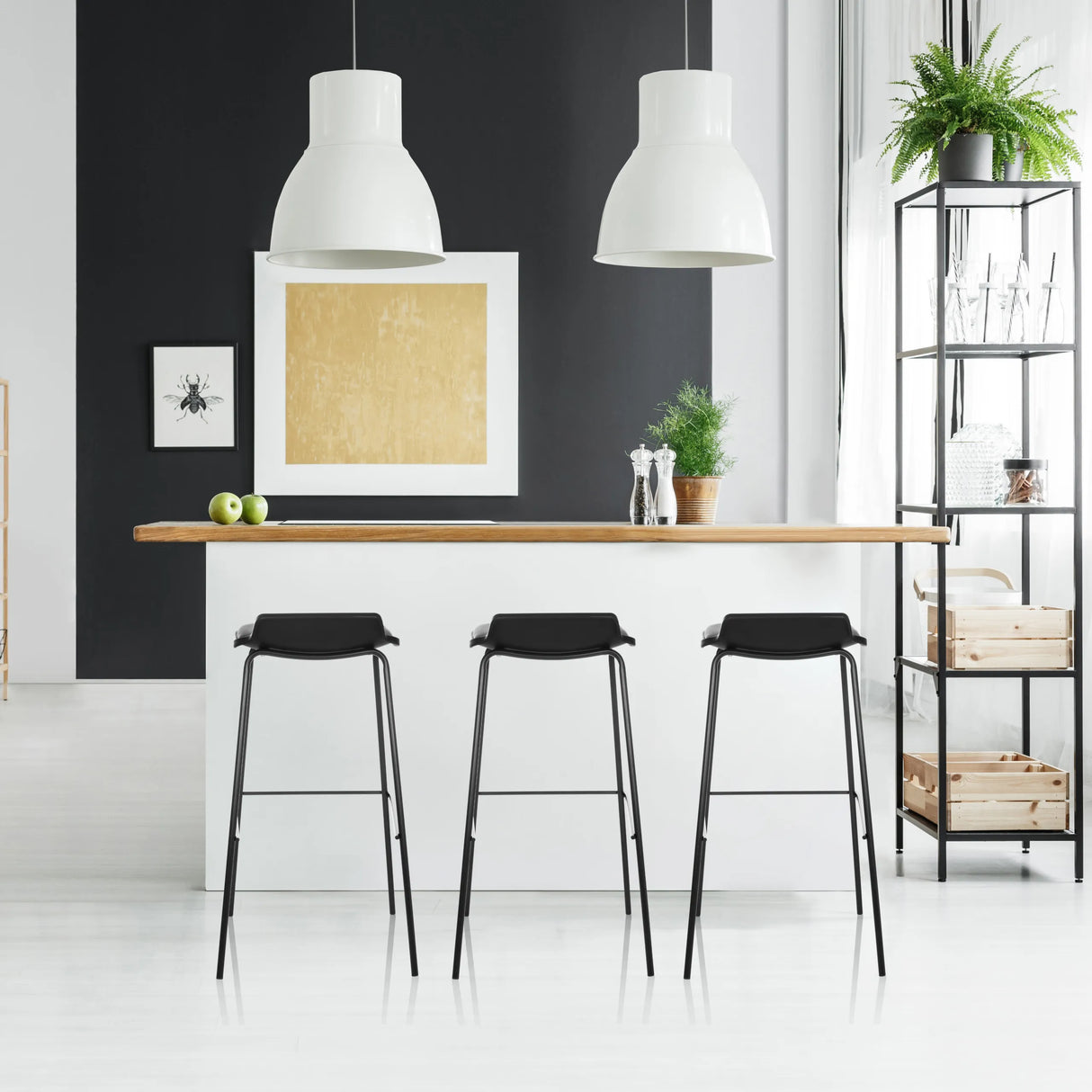 Drei schwarze Barhocker LONSO 10 mit schlanken Beinen an einer weißen Theke mit Holzplatte von hjh OFFICE