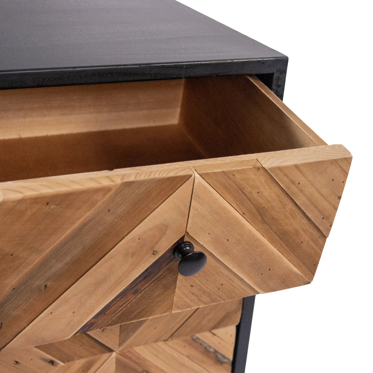 Geöffnete Schublade mit Holzfront in Fischgrätenoptik des Sideboards SANTJAGO BLACK SUN L von hjh LIVING
