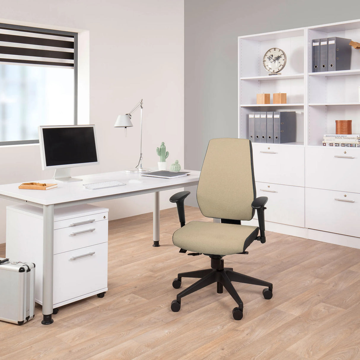 Beiger Profi-Bürostuhl PRO-TEC 500 mit verstellbaren Armlehnen und Rollenkreuz von hjh OFFICE