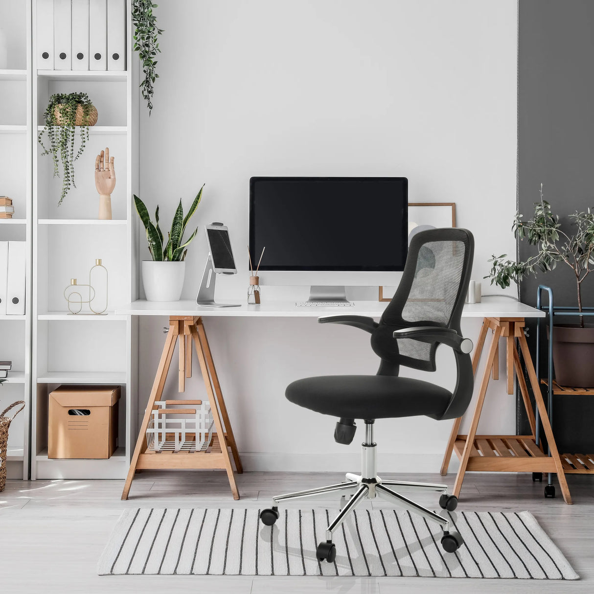 Schwarzer Home-Office-Bürostuhl MIKO B ECO mit Netzrückenlehne und Armlehnen von hjh OFFICE