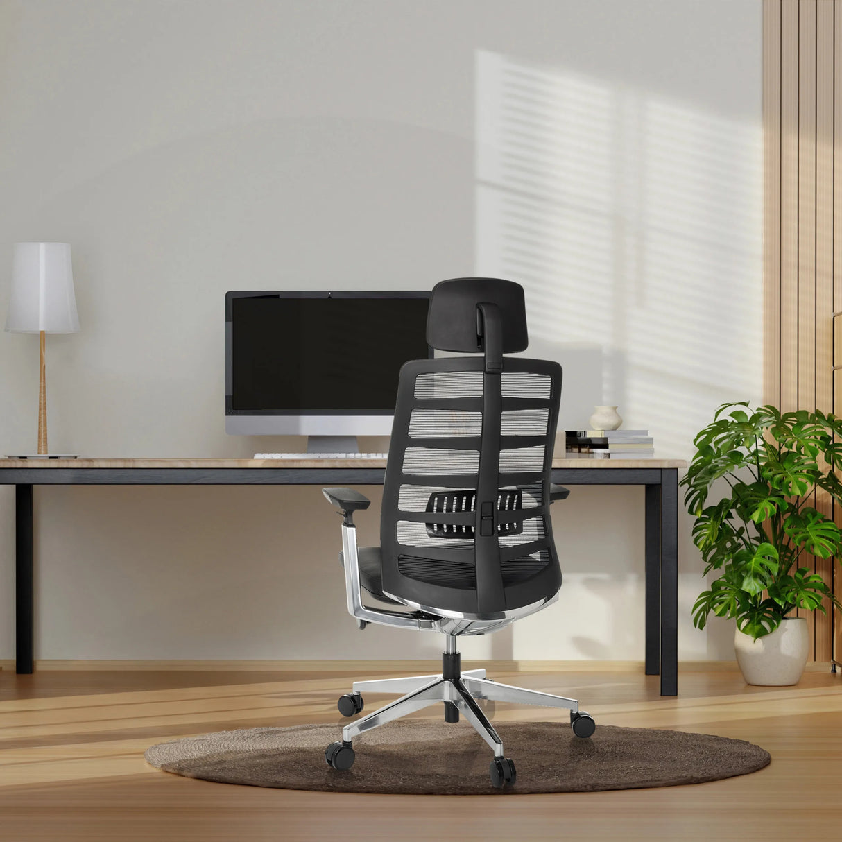 Schwarzer High-End-Bürostuhl SPINIO ELITE L mit Netzrückenlehne und Kopfstütze von hjh OFFICE
