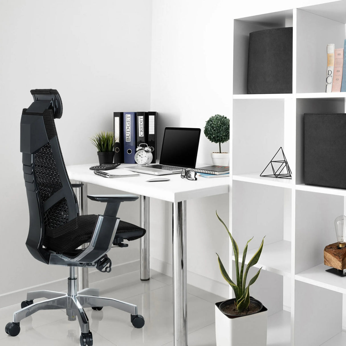 Schwarzer High-End-Bürostuhl GENIDIA PRO mit Netzrückenlehne und Kopfstütze von hjh OFFICE