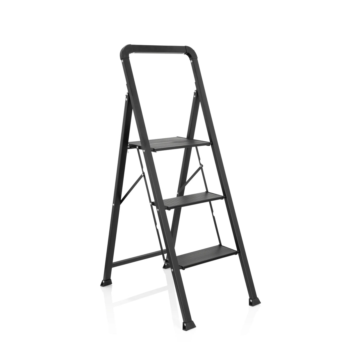 Schwarze Klappleiter SOLID W6 mit drei Stufen und einem Handgriff von hjh OFFICE – 360-Grad-Ansicht (schräge Frontansicht 40°)