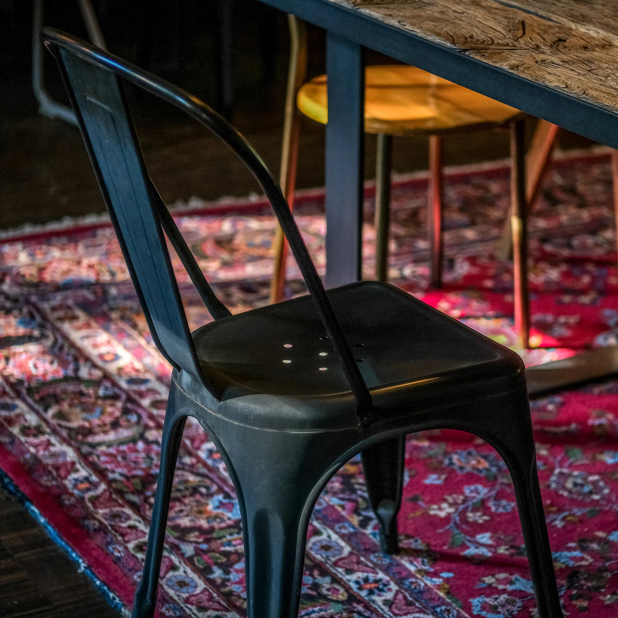 Schwarzer Bistrostuhl VANTAGGIO BRUSH aus Metall mit geschwungener Rückenlehne von hjh OFFICE