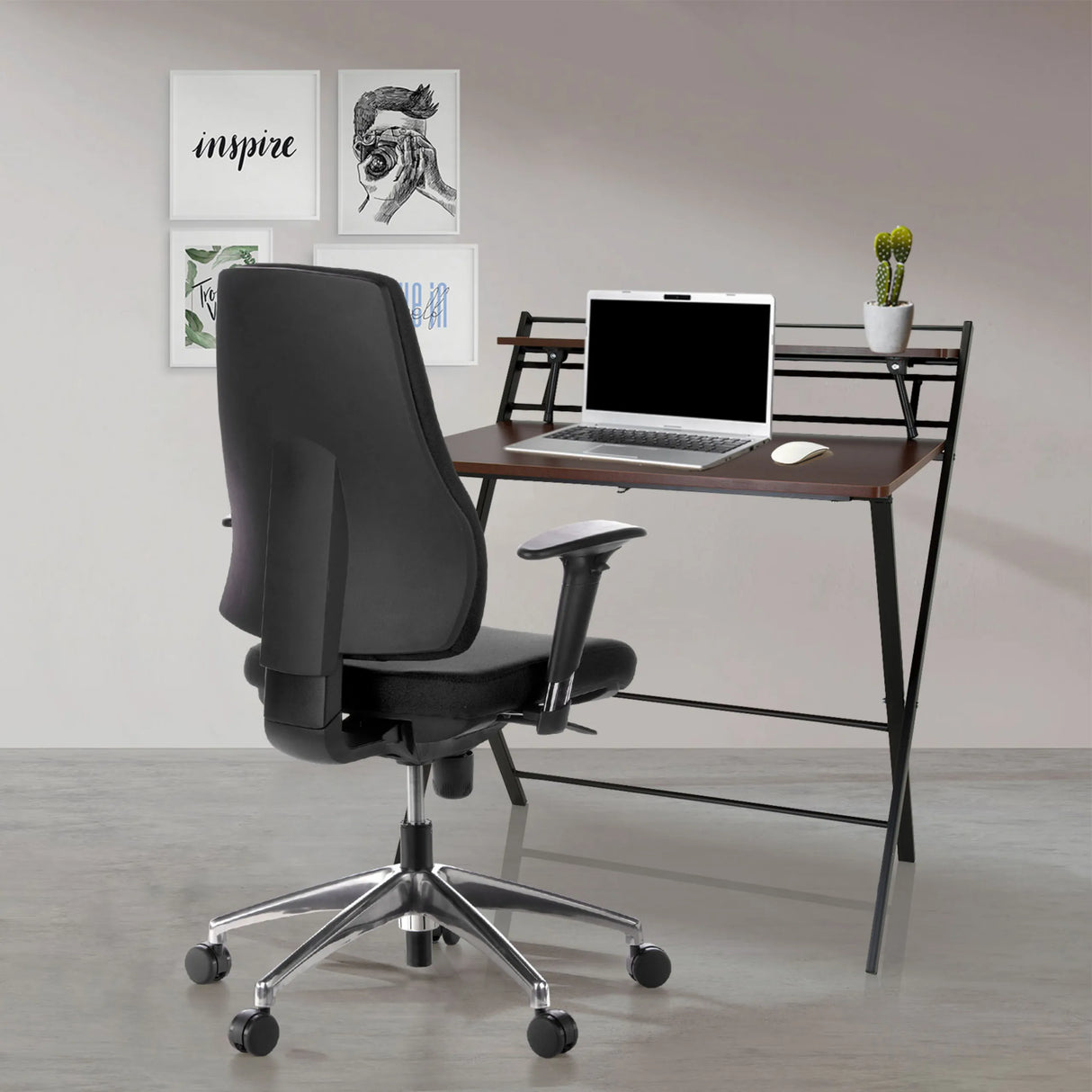 Schwarzer Profi-Bürostuhl PRO-TEC 200 mit Armlehnen und Rollen an einem Schreibtisch von hjh OFFICE