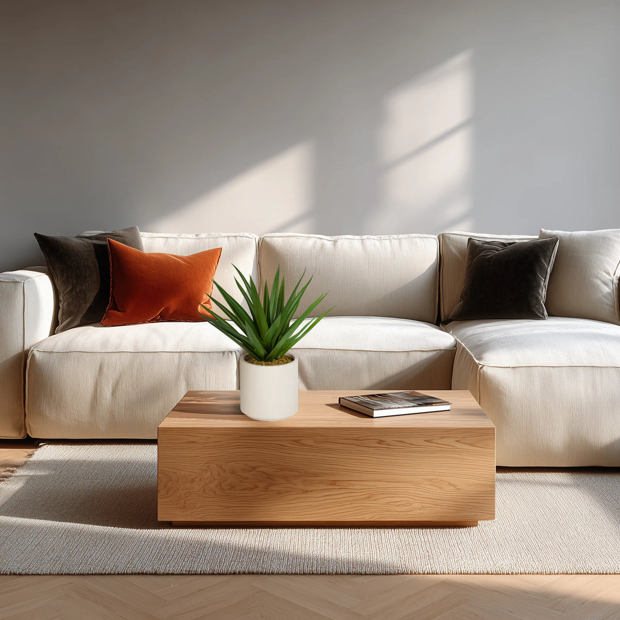 Kunstpflanze Agave in Grün mit weißem Topf auf einem Holztisch vor einem hellen Sofa von hjh OFFICE