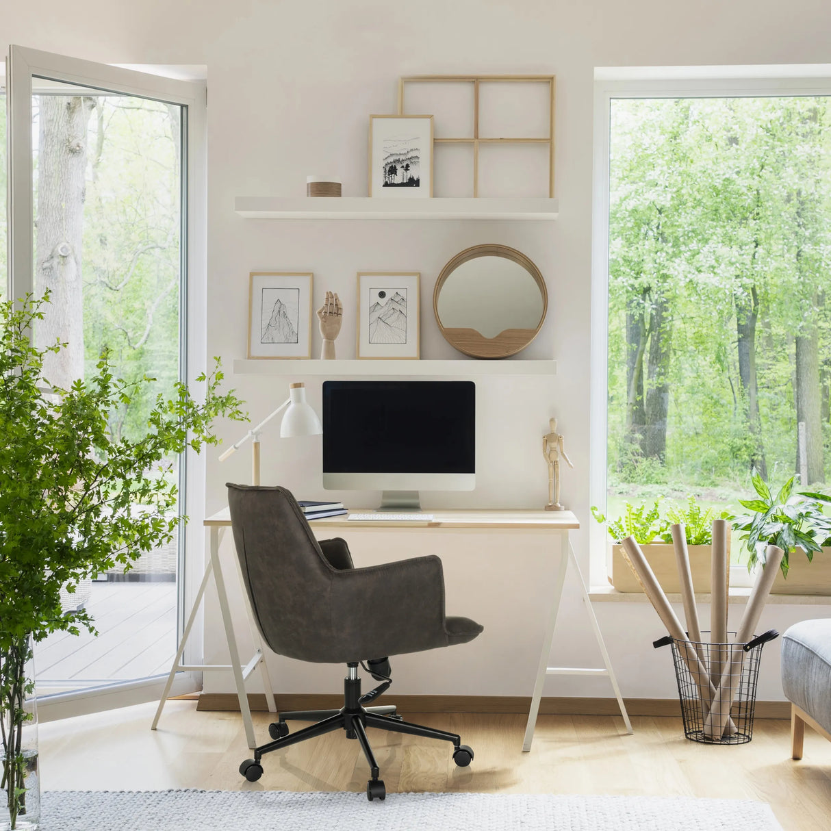 Home-Office-Bürostuhl SOLAO LIFE in Dunkelgrau an einem weißen Schreibtisch von hjh LIVING