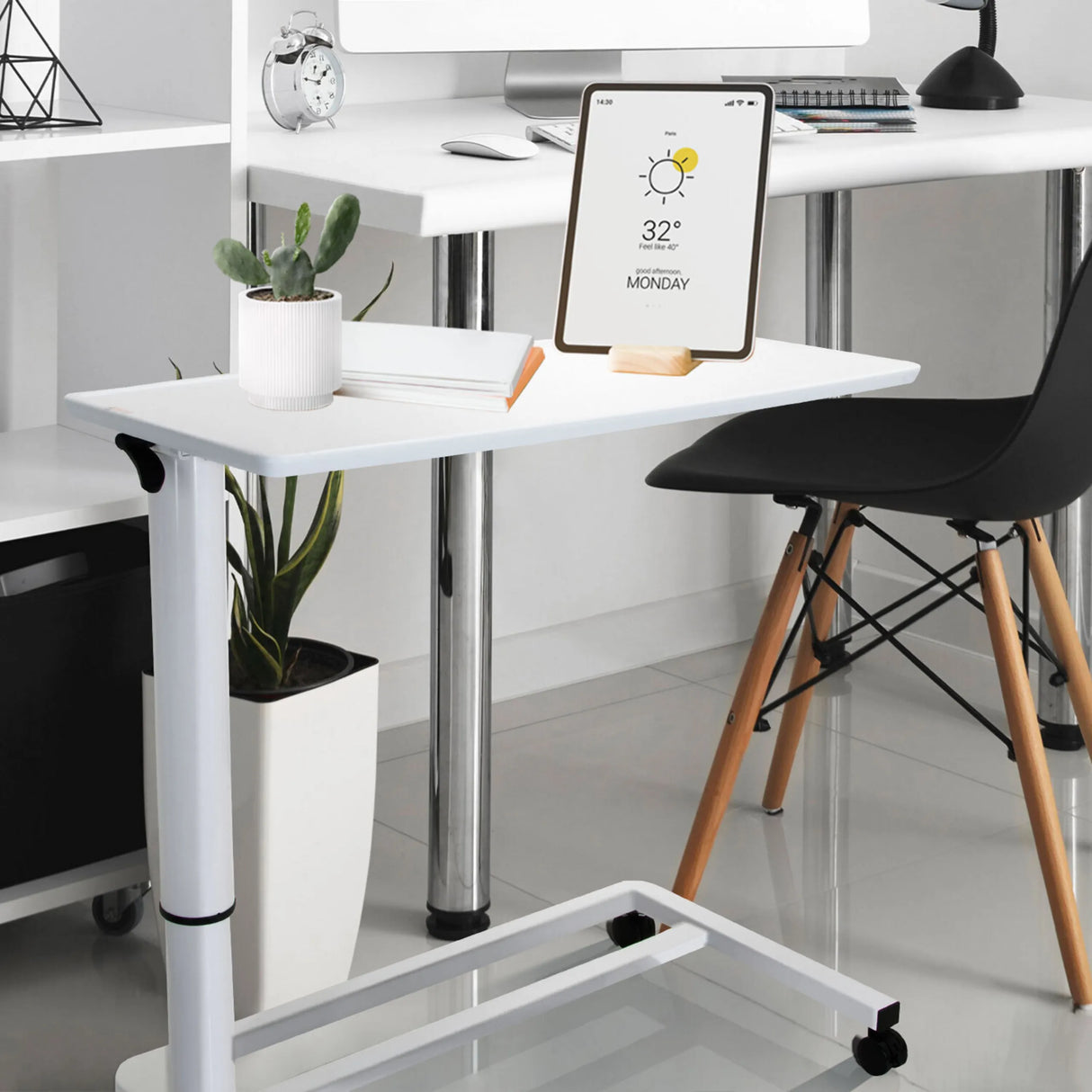 Weiße Tischplatte des Stehschreibtisches STAND II mit verstellbarem Bein und Rollen von hjh OFFICE
