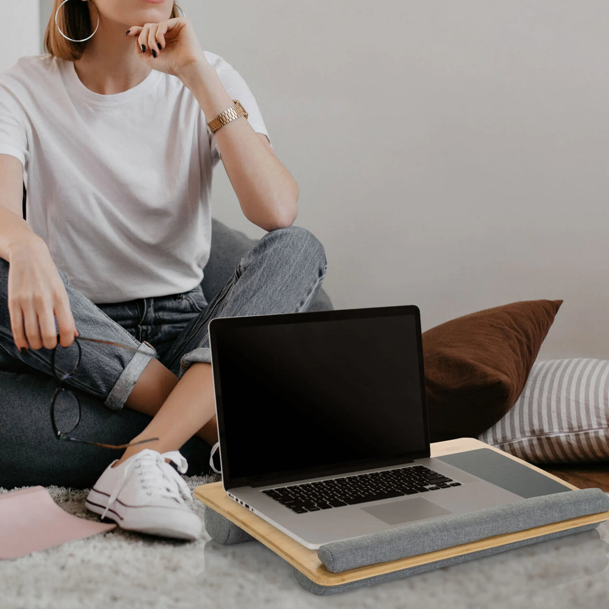 Graue Laptopunterlage COMFILAP mit integriertem Kissen aus Holz von hjh OFFICE