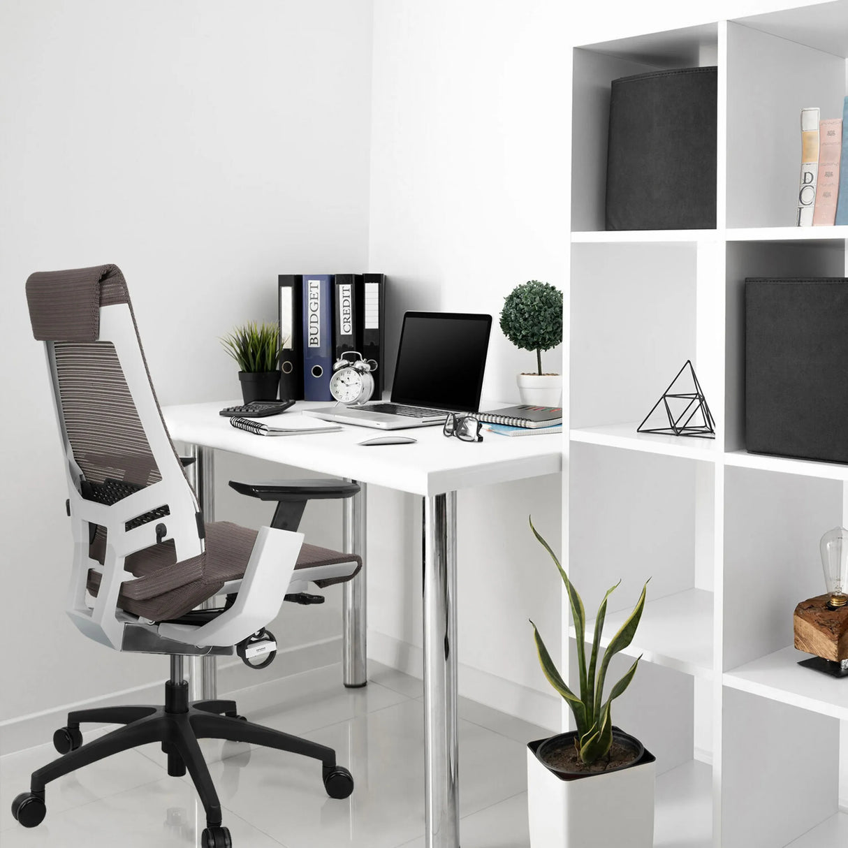Profi-Bürostuhl GENIDIA SMART WHITE mit grauer Netzbespannung und weißem Rahmen von hjh OFFICE