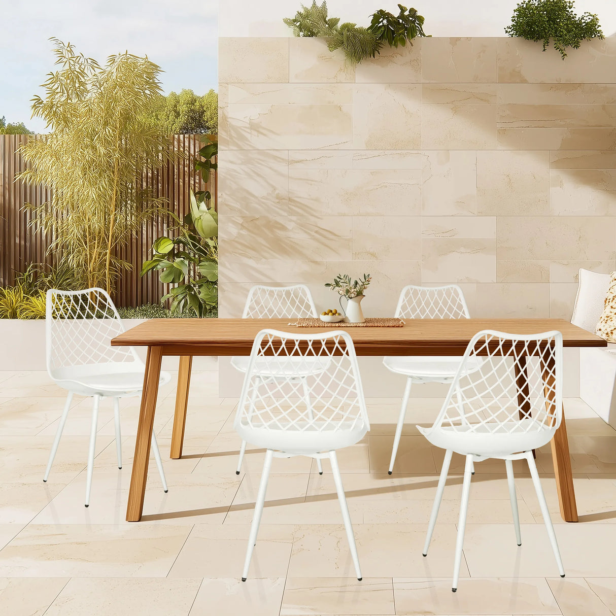 Vier weiße Outdoor-Stühle BEGIO S mit gitterartiger Rückenlehne an einem Holztisch von hjh LIVING