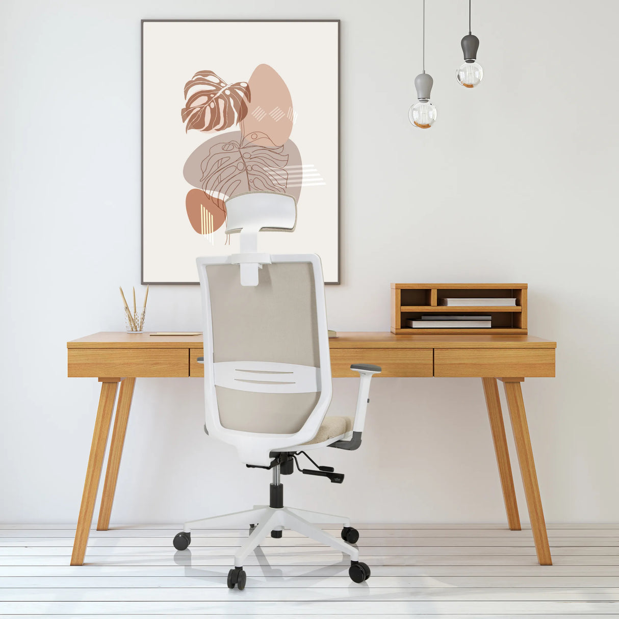 Beiger Profi-Bürostuhl PROFONDO PRO W mit Kopfstütze und Armlehnen vor einem Schreibtisch von hjh OFFICE