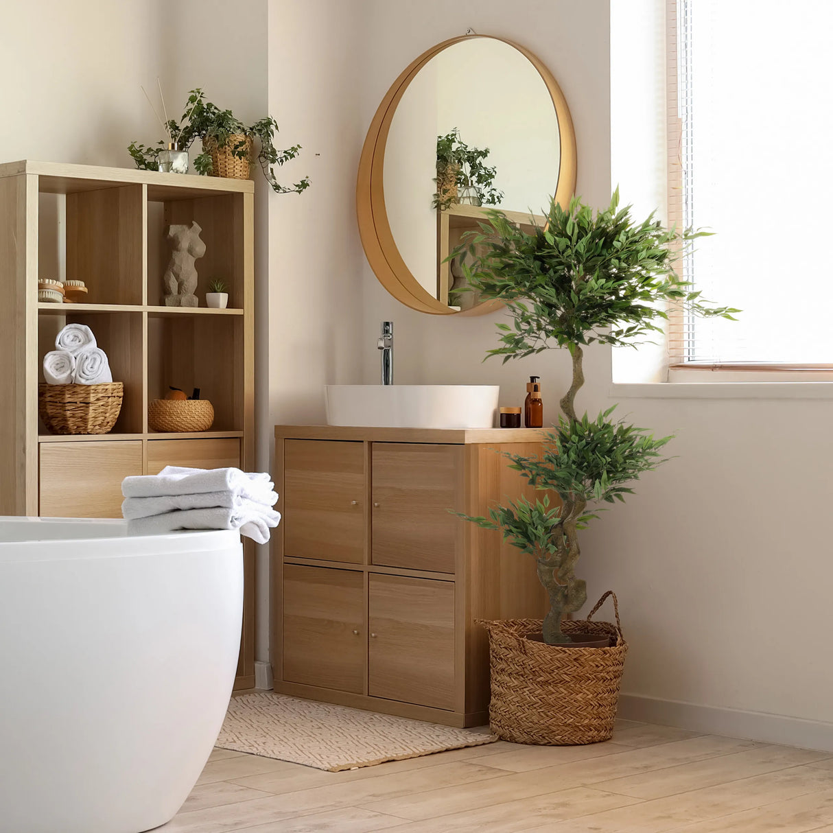 Grüne Kunstpflanze ACACIA in einem geflochtenen Korb im Badezimmer von hjh OFFICE