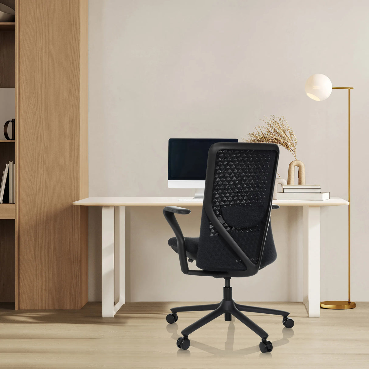 Rückansicht des High-End-Bürostuhls VERVIO mit Netzrückenlehne in Schwarz von hjh OFFICE