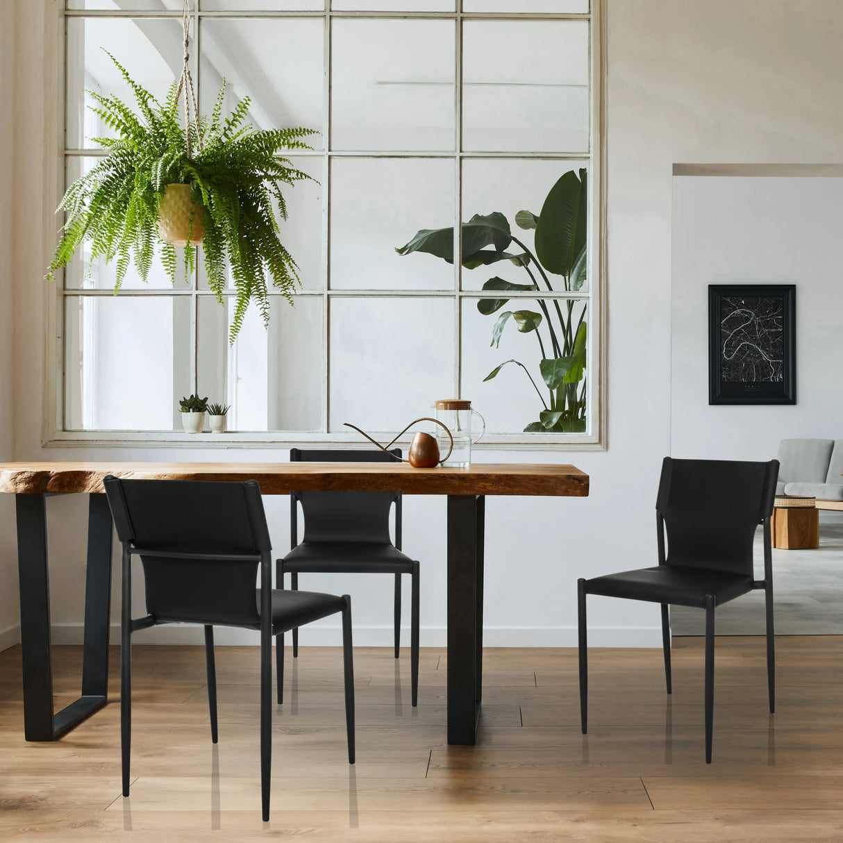 Besucherstühle ELLON V aus schwarzem Kunstleder an einem Holztisch von hjh OFFICE