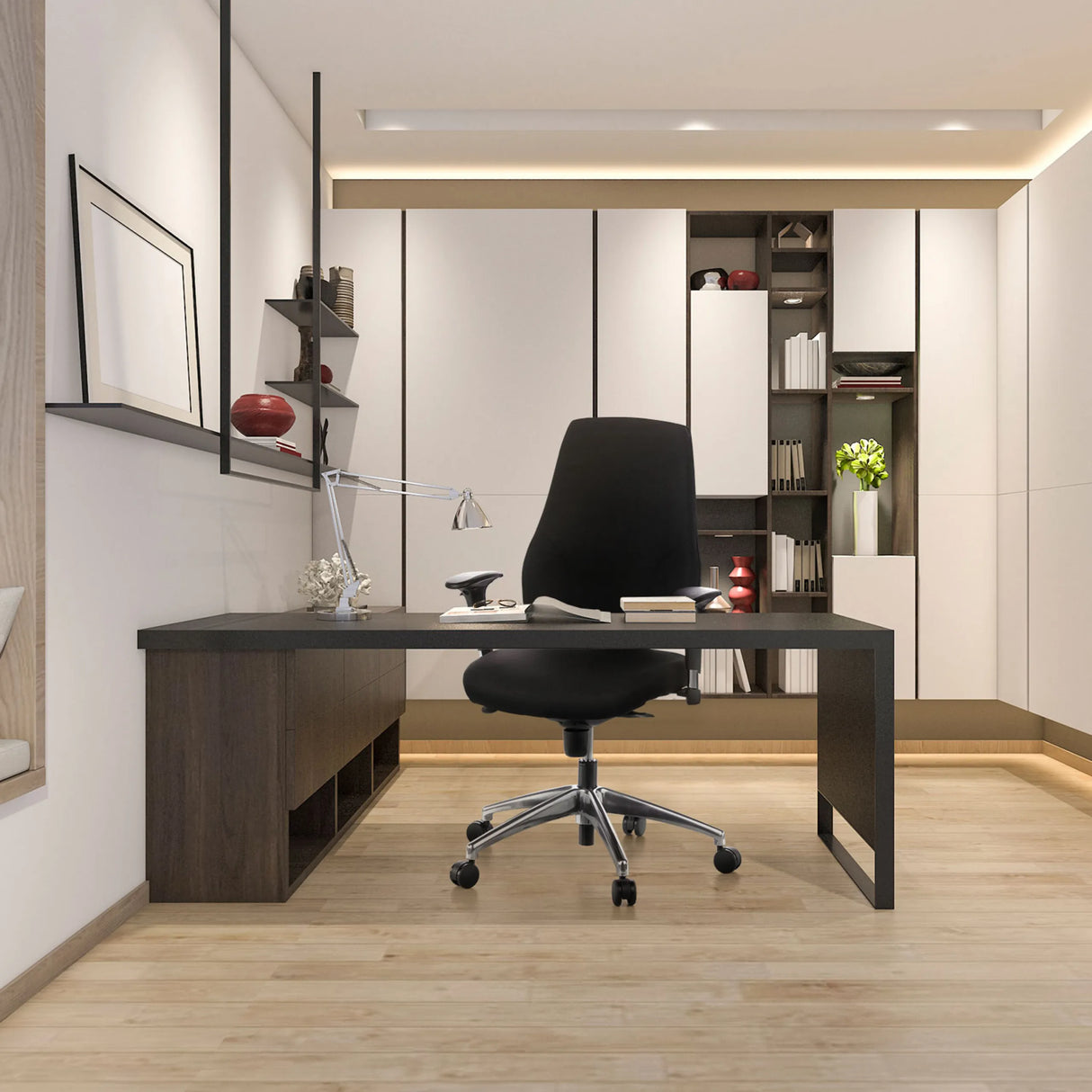 Profi-Bürostuhl PRO-TEC 200 in Schwarz mit Rollenkreuz an einem dunklen Schreibtisch im Homeoffice von hjh OFFICE