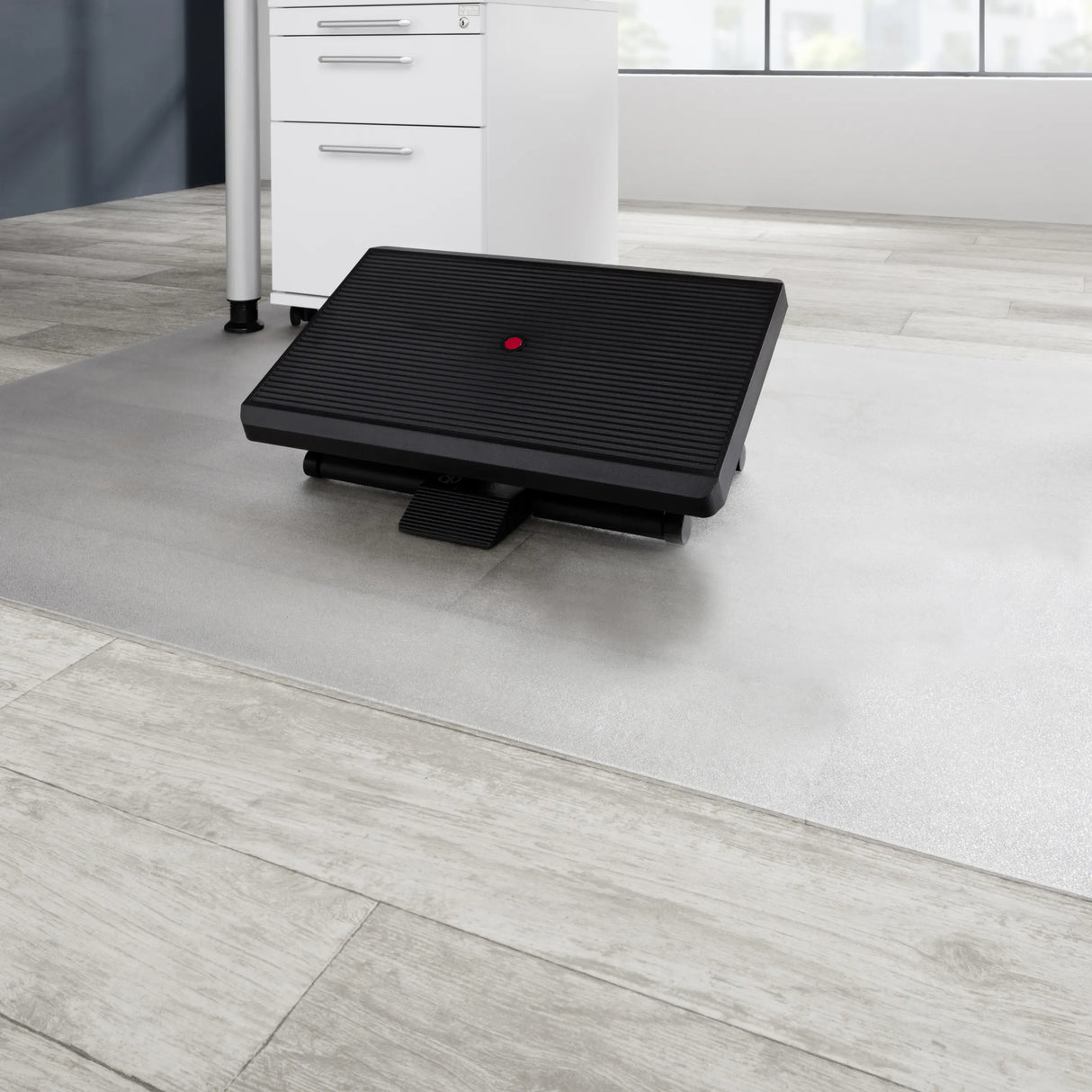 Schwarze Fußablage PIEDINO STRIPE PRO mit gerippter Oberfläche und rotem Knopf von hjh OFFICE