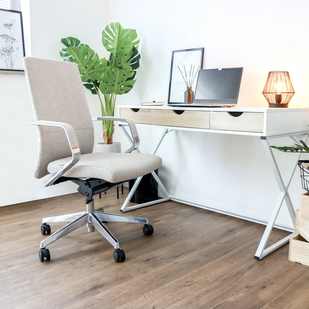 Profi-Bürostuhl BESSONA in Beige mit Armlehnen und Rollen vor einem weißen Schreibtisch von hjh OFFICE