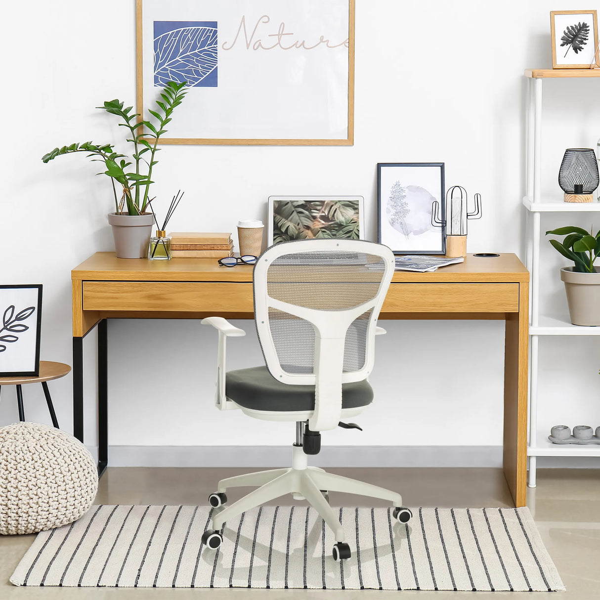 Grauer Home-Office-Bürostuhl TOP 108 W mit Netzrückenlehne und weißen Armlehnen von hjh OFFICE