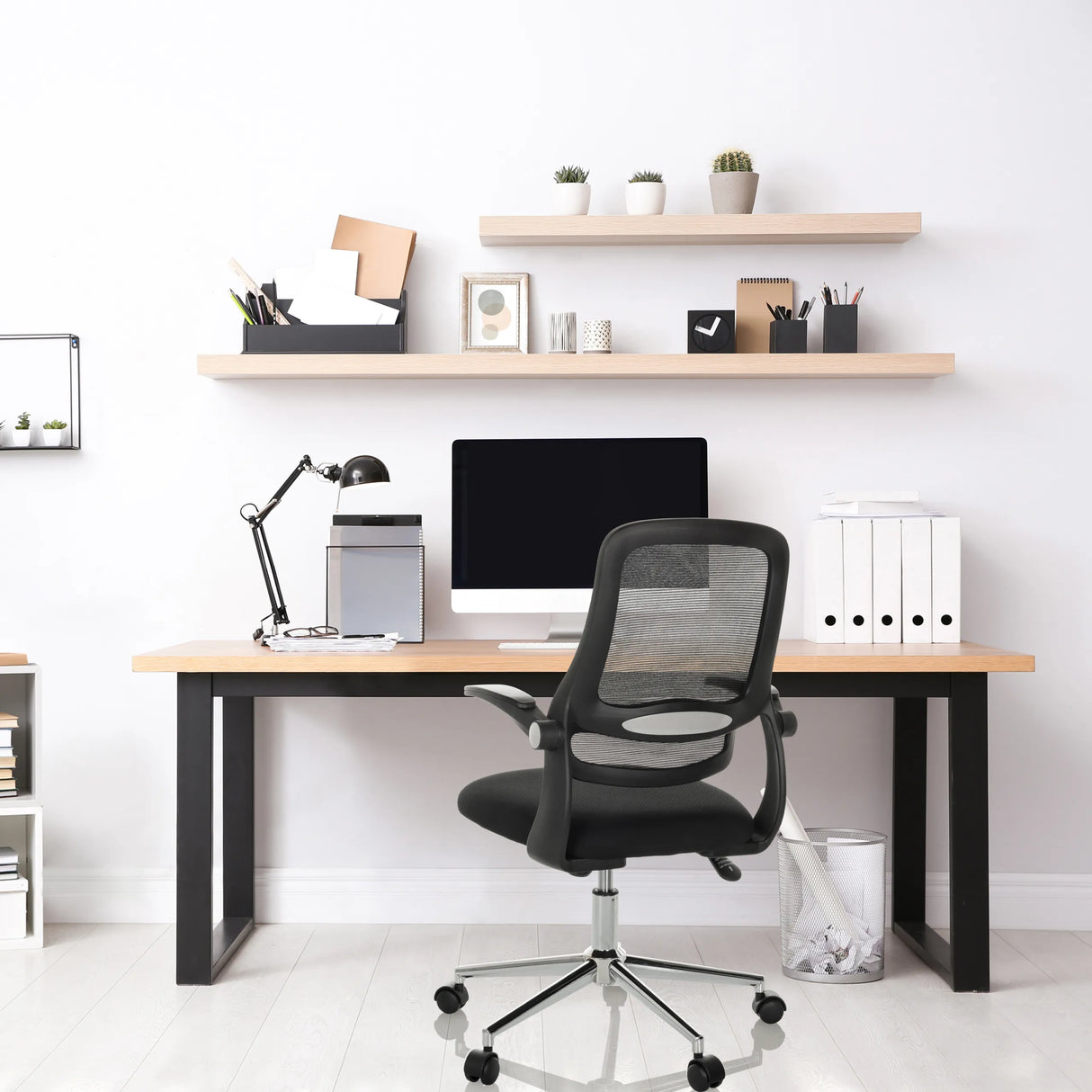 Schwarzer Home-Office-Bürostuhl MIKO B ECO mit Netzrückenlehne und Armlehnen von hjh OFFICE