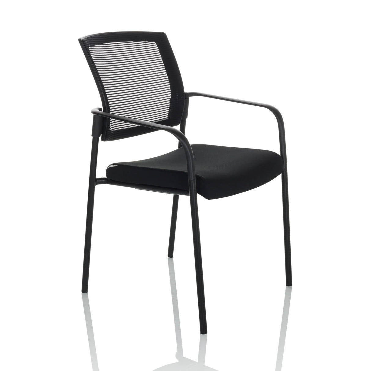 Schwarzer Besucherstuhl MEET B mit Netzrücken, Armlehnen und vier Beinen von hjh OFFICE – 360-Grad-Ansicht (schräge Frontansicht 45°)