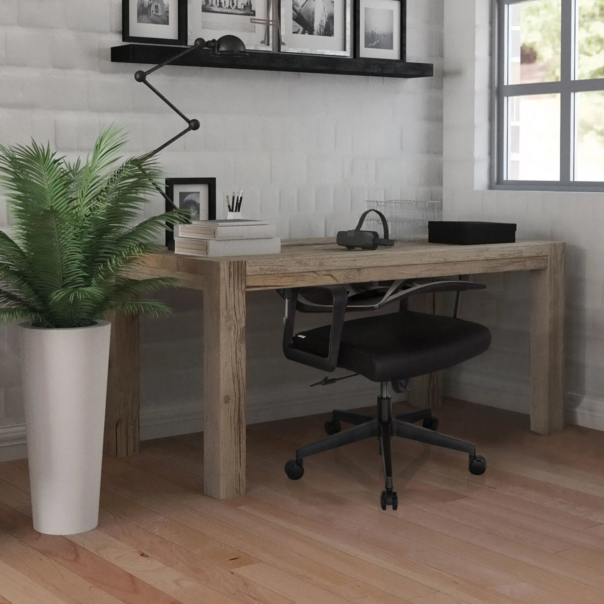 Schwarzer Homeoffice-Bürostuhl ENCO an einem Holztisch in einem hellen Raum von hjh OFFICE