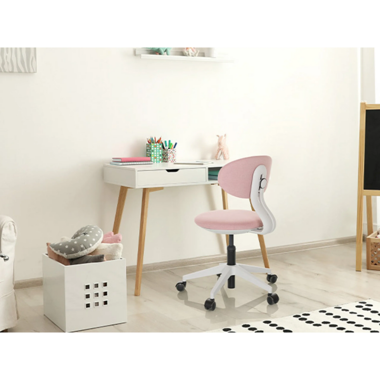 Rosa Kinderdrehstuhl MINIMOVO mit weißem Gestell und Rollen an einem weißen Schreibtisch von hjh OFFICE
