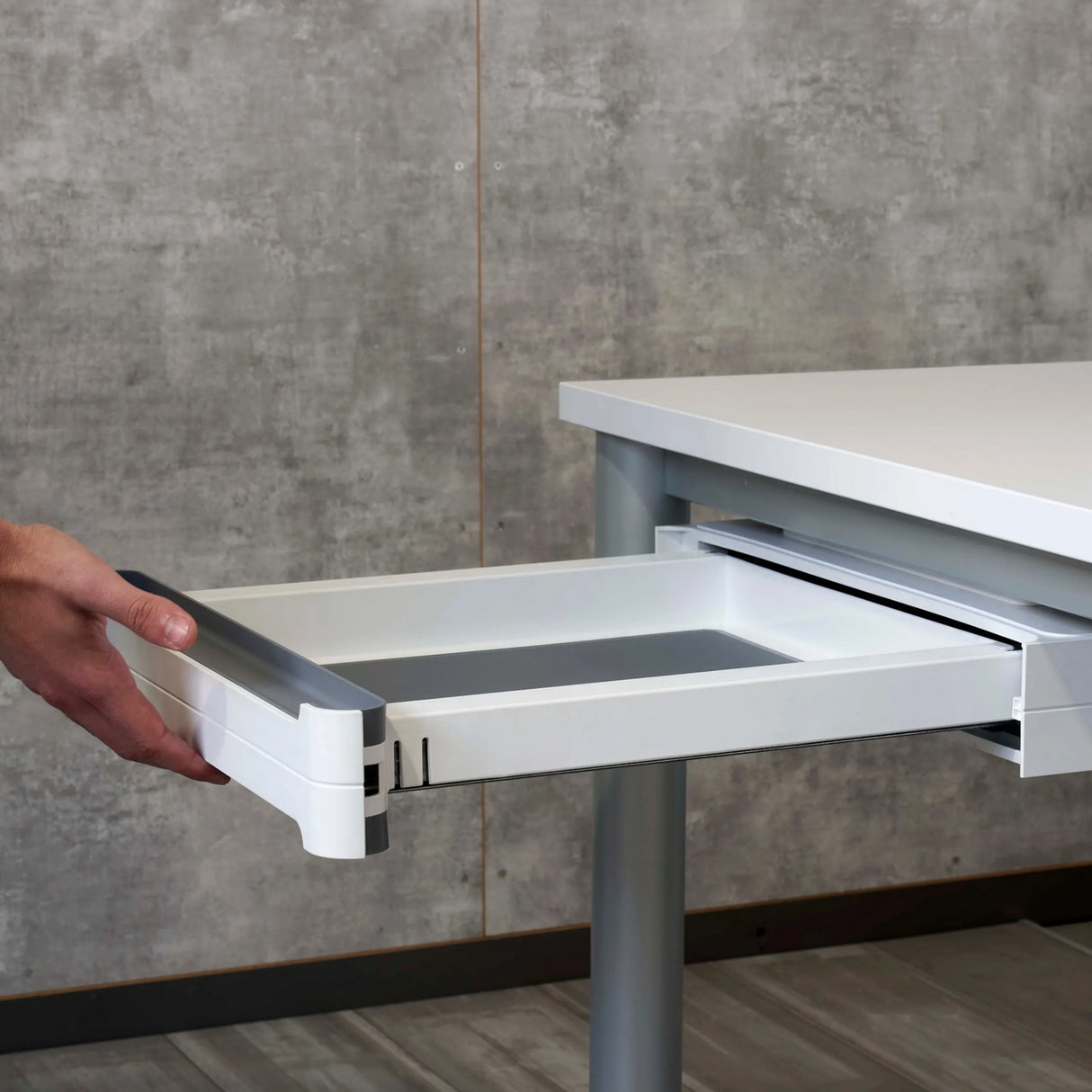 Weiße Unterbauschublade des Zubehörs UCBS mit grauem Boden und Soft-Stop-Mechanismus von hjh OFFICE PRO