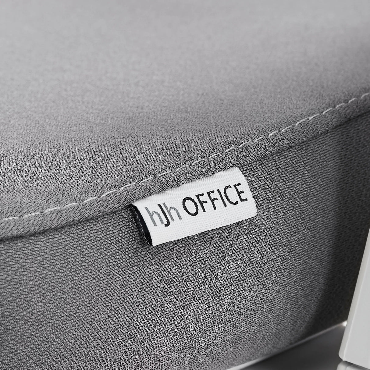 Markenetikett am grauen Stoffbezug des Profi-Bürostuhls Ergomy WF 2 von hjh OFFICE