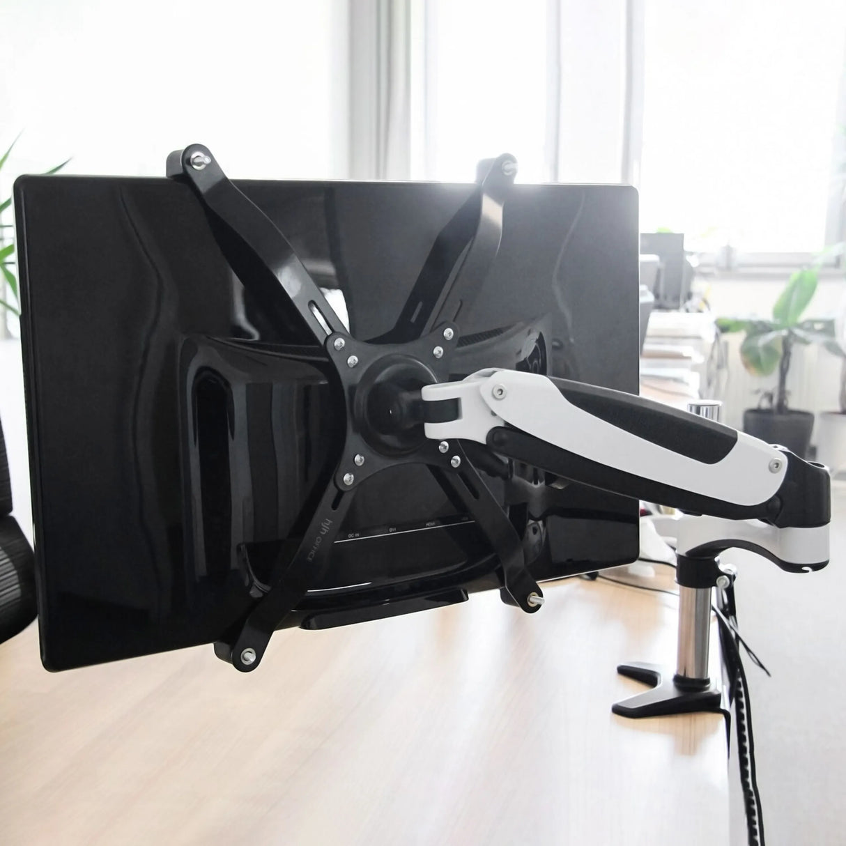 Rückseite mit Adapter-Set der Monitorhalterung VM-A4 in Schwarz von hjh OFFICE