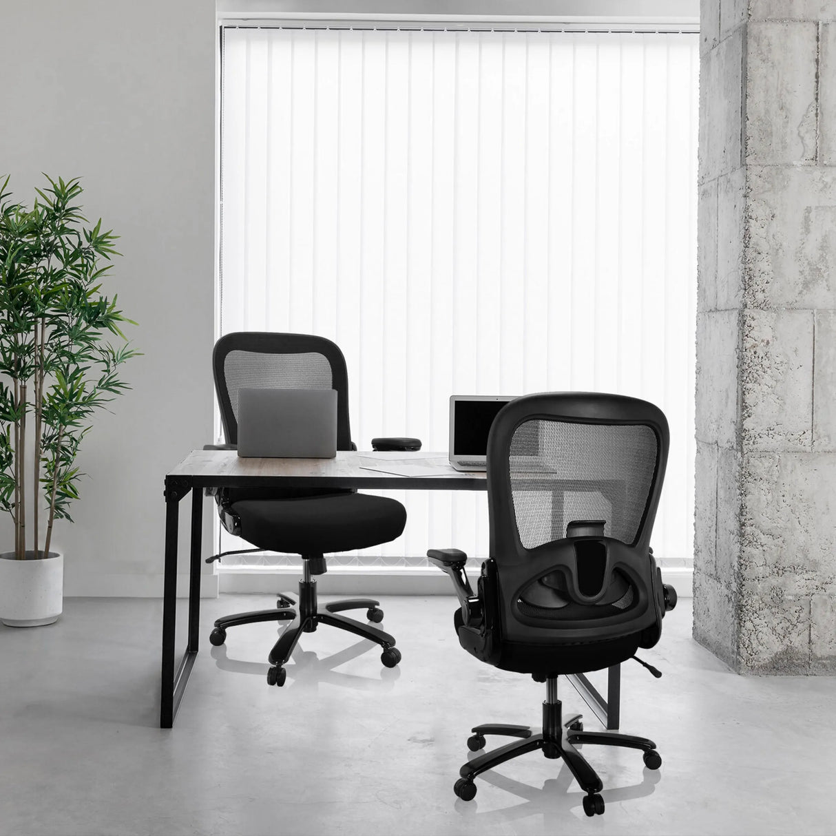 Zwei schwarze XXL Drehstühle INSTRUCTOR SW I mit Netzrücken an einem Schreibtisch von hjh OFFICE