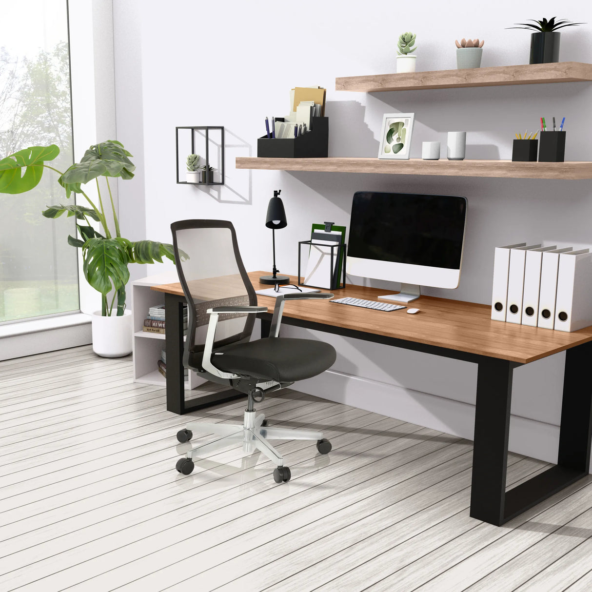 High-End-Bürostuhl FOUNTAINE PRO in Schwarz mit Netzrückenlehne vor einem Schreibtisch von hjh OFFICE