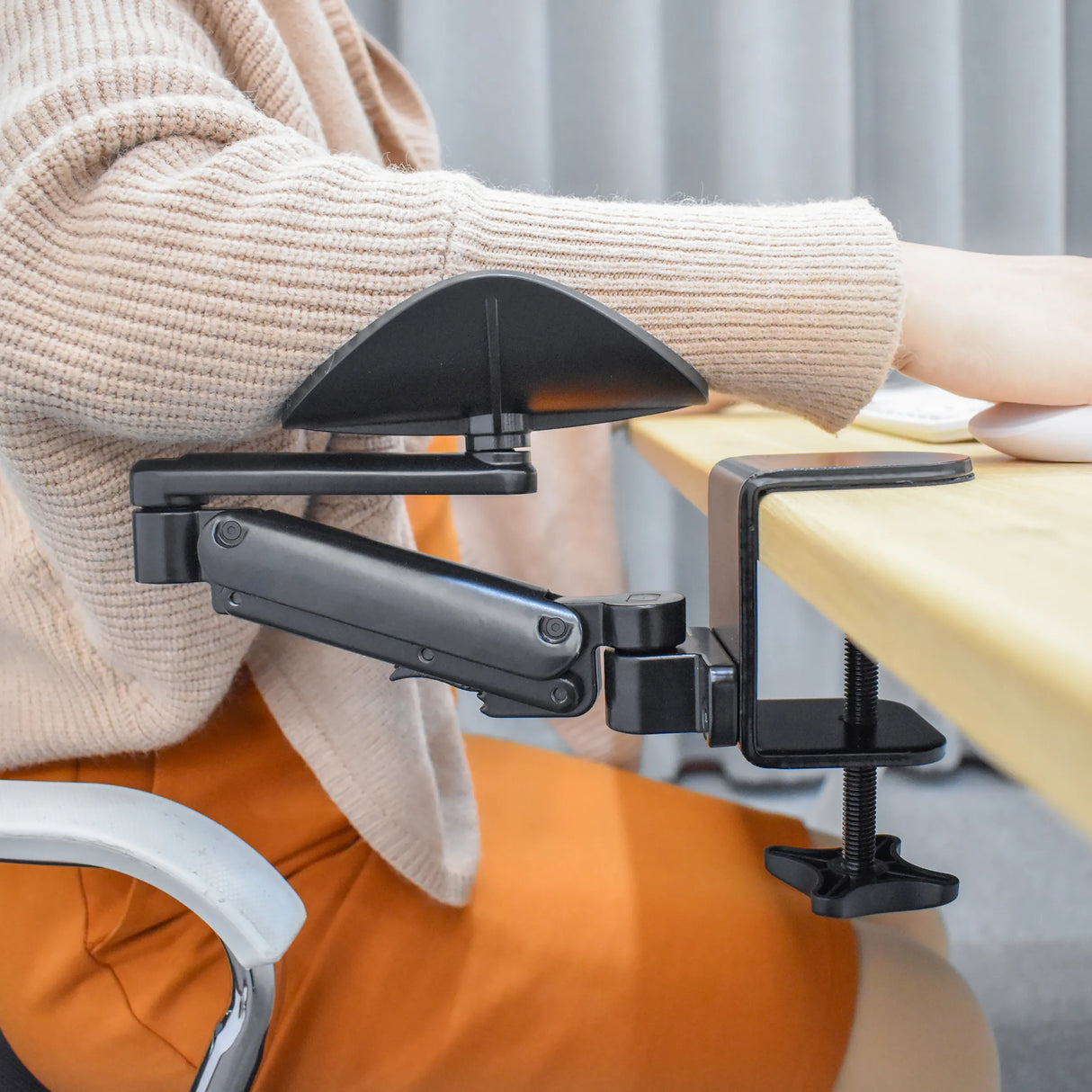 Schwarze, höhenverstellbare Armstütze RELEX RT1 mit Tischklemme und Gelenkarm von hjh OFFICE
