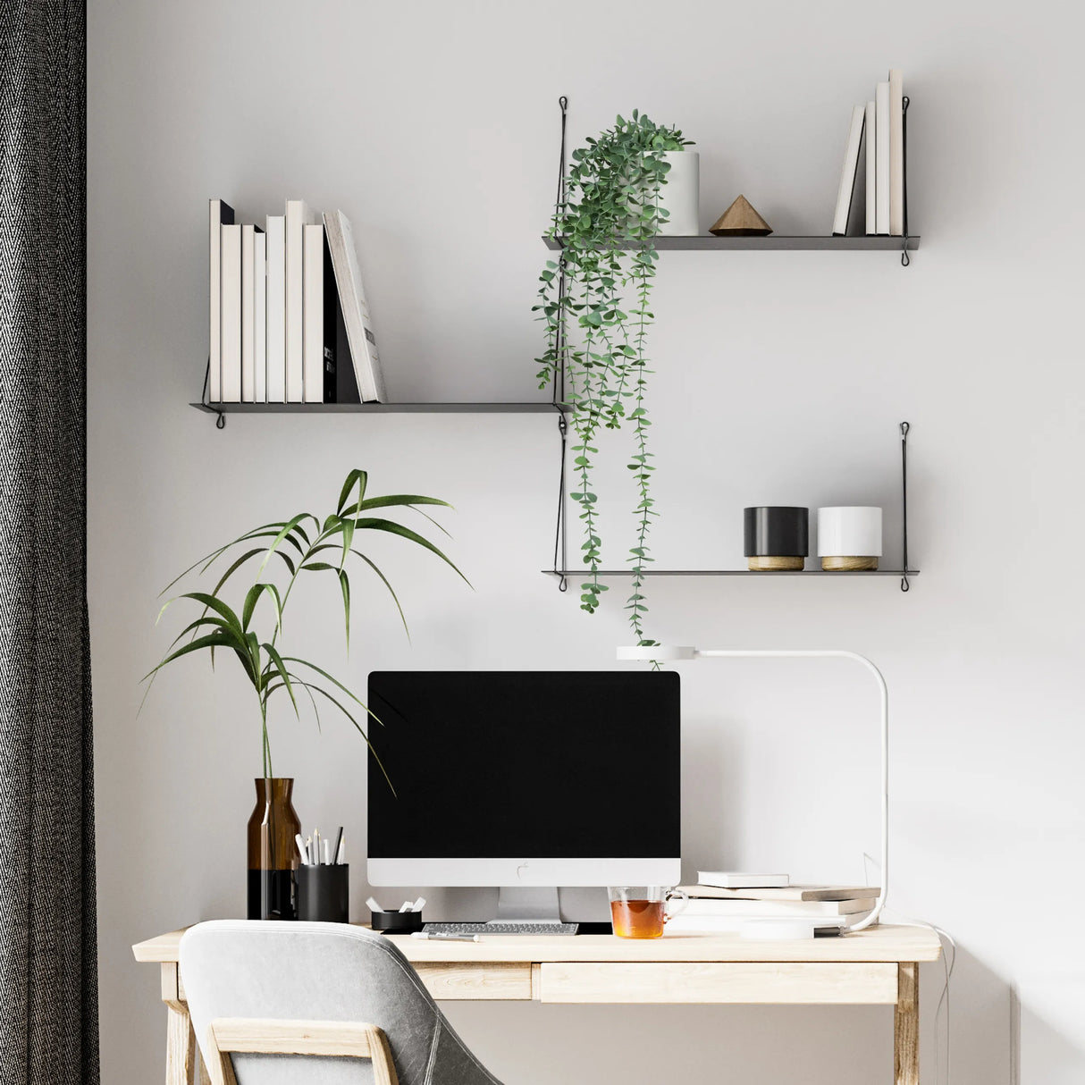 Grüne Kunstpflanze EUCALYPTUS CLIMB in einer braunen Vase auf einem Schreibtisch von hjh OFFICE