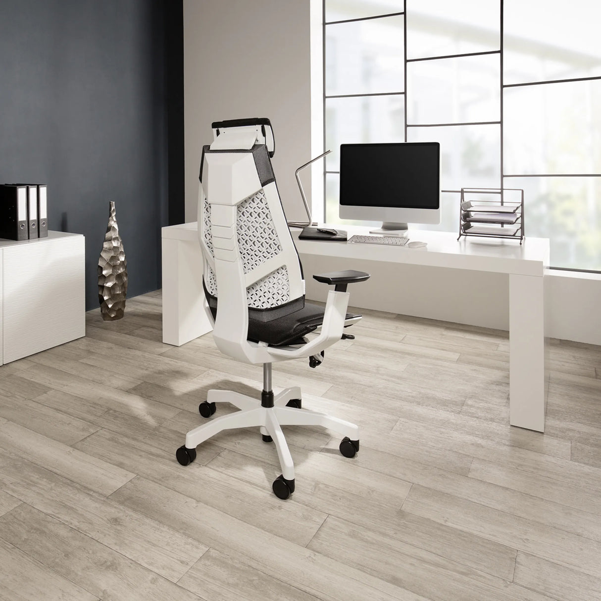High-End-Bürostuhl GENIDIA PRO WHITE in Schwarz mit weißem Rahmen und Netzrückenlehne von hjh OFFICE