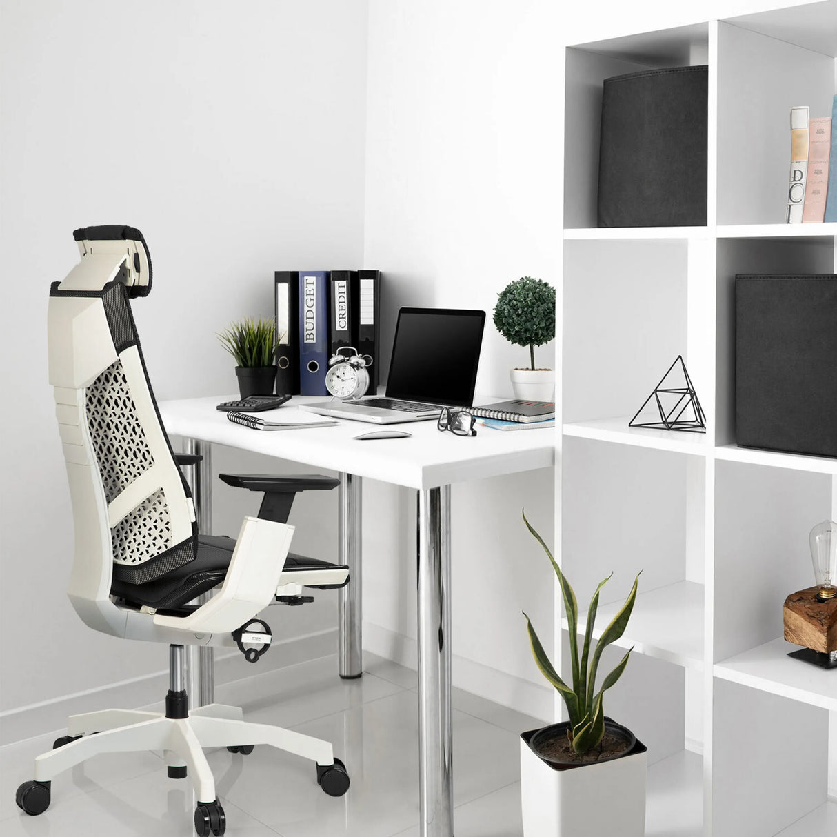 High-End-Bürostuhl GENIDIA PRO WHITE in Schwarz-Weiß an einem weißen Schreibtisch im modernen Homeoffice von hjh OFFICE