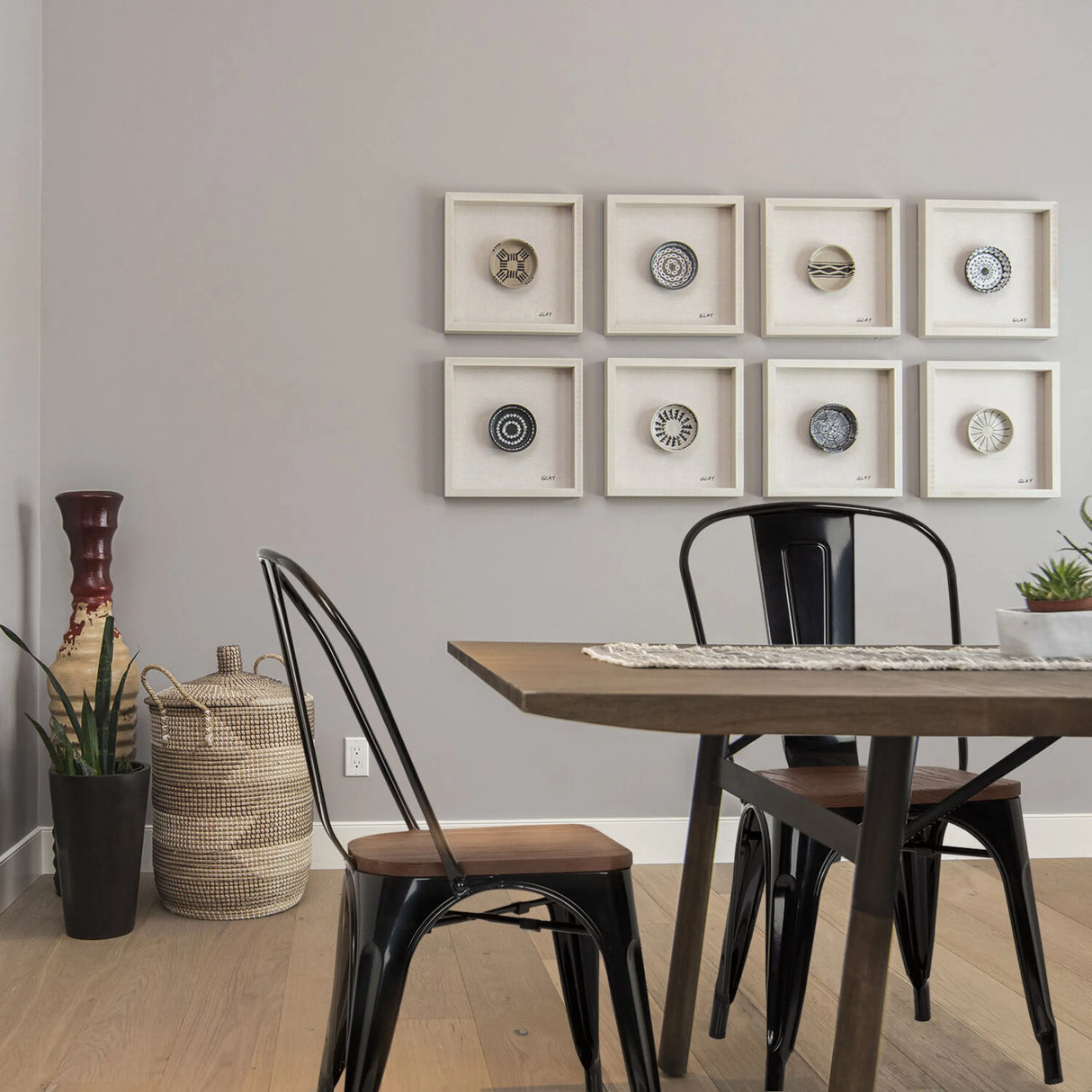 Schwarze Bistrostühle VANTAGGIO COMFORT W mit Sitzfläche aus Holz an einem Esstisch von hjh OFFICE