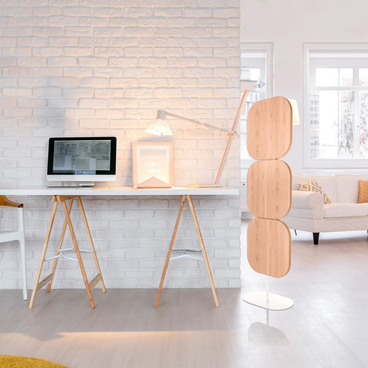 Beige Trennwand FLEXMIUT W mit drei abgerundeten Elementen auf einem weißen Standfuß von hjh OFFICE