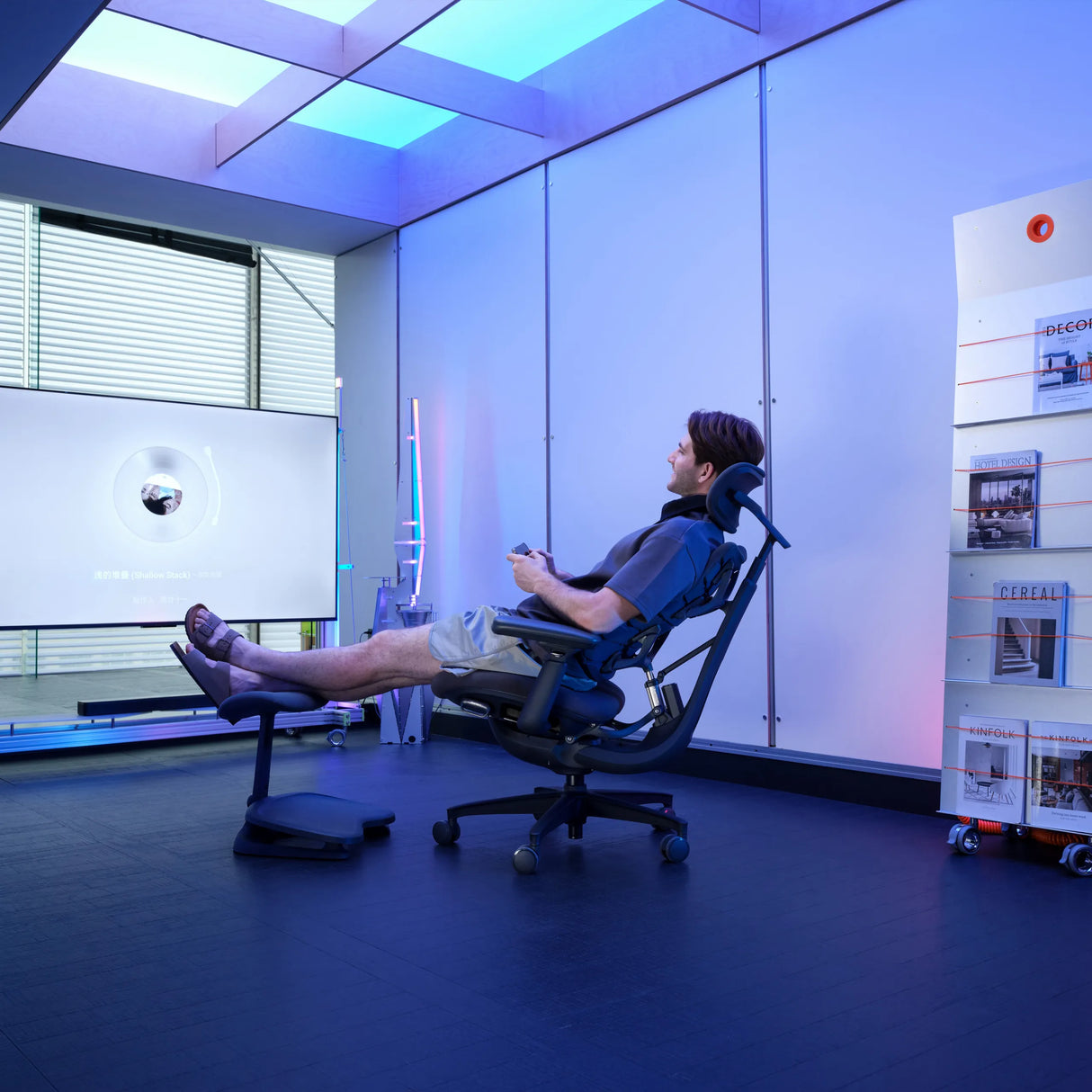 High-End-Bürostuhl LiberNovo Omni Gen in Dunkelgrau mit passender Fußstütze in einer modernen Umgebung von Libernovo