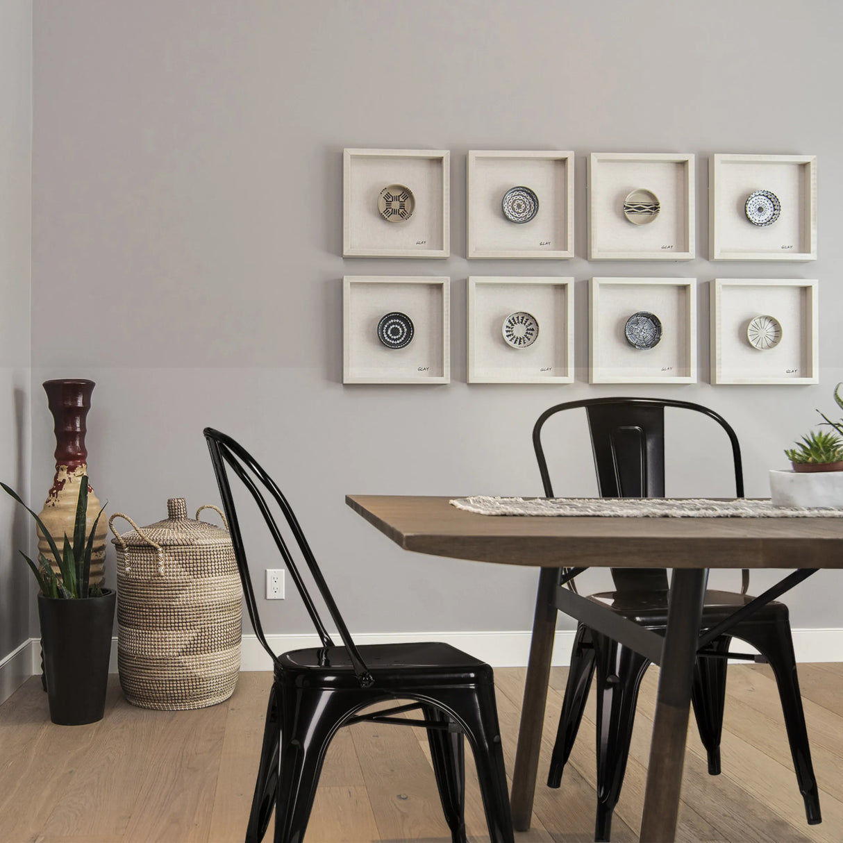 Schwarze Bistrostühle VANTAGGIO COMFORT aus Metall an einem Holztisch von hjh OFFICE