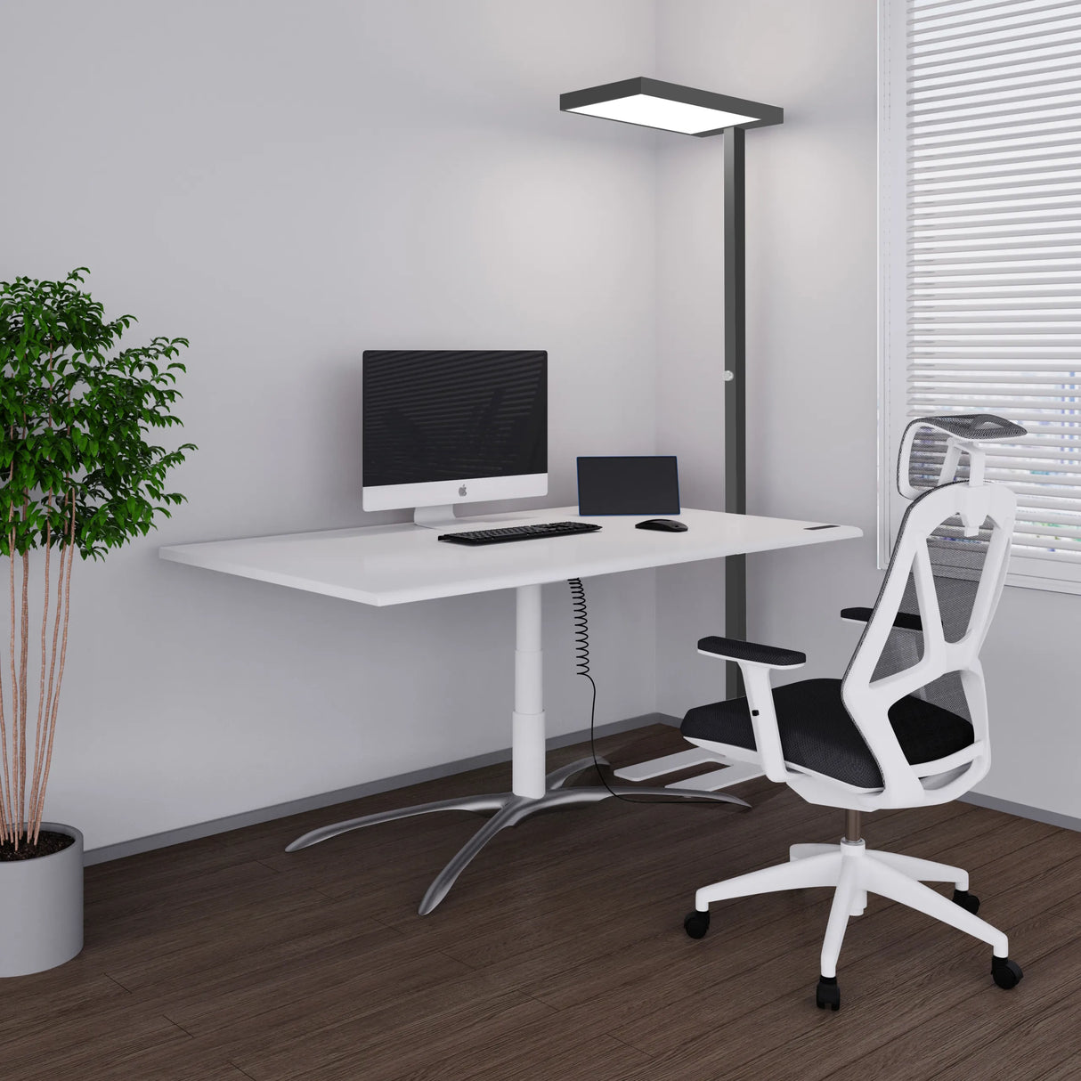 Schwarze LED Stehlampe LUMANOVA neben einem weißen Schreibtisch von hjh OFFICE