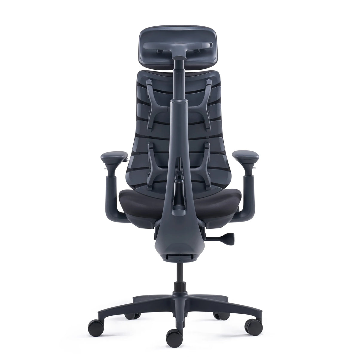Rückansicht des High-End-Bürostuhls LiberNovo Omni in Schwarz mit Kopfstütze und Rollenkreuz von Libernovo
