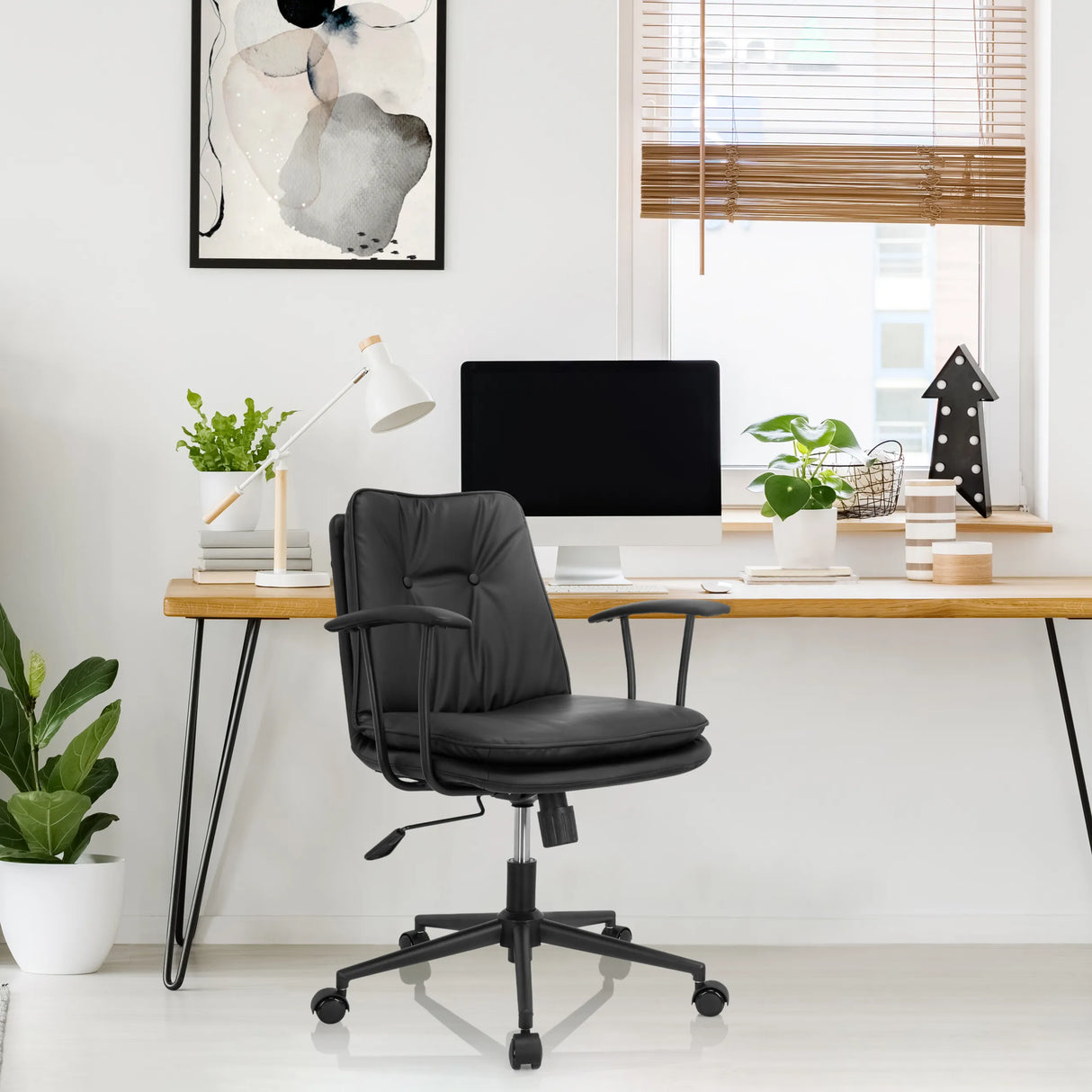 Schwarzer Homeoffice-Bürostuhl SMALLO mit Armlehnen und Rollen an einem Schreibtisch von hjh OFFICE