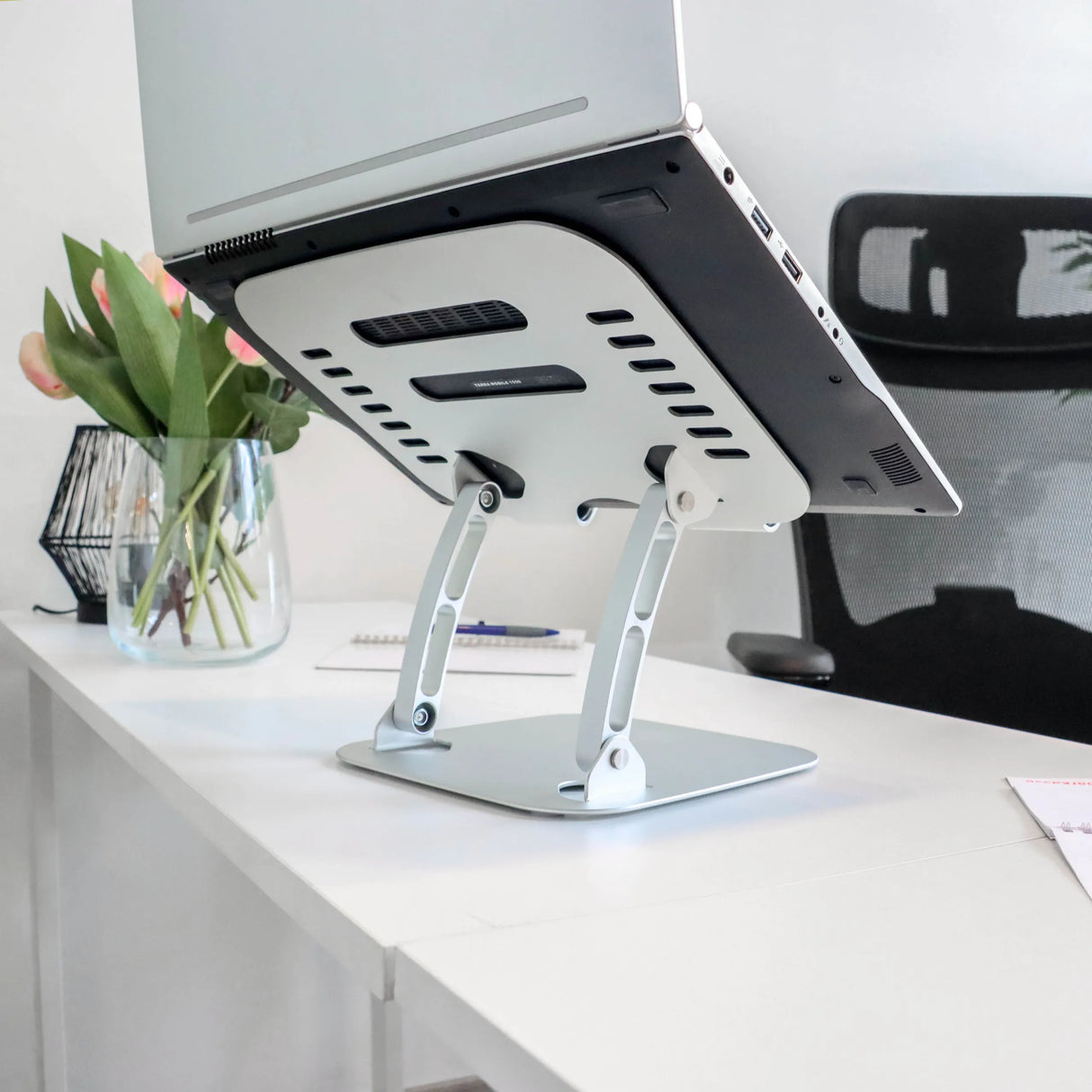 Silberner Standfuß der Laptopunterlage LAPTOP STAND von hjh OFFICE