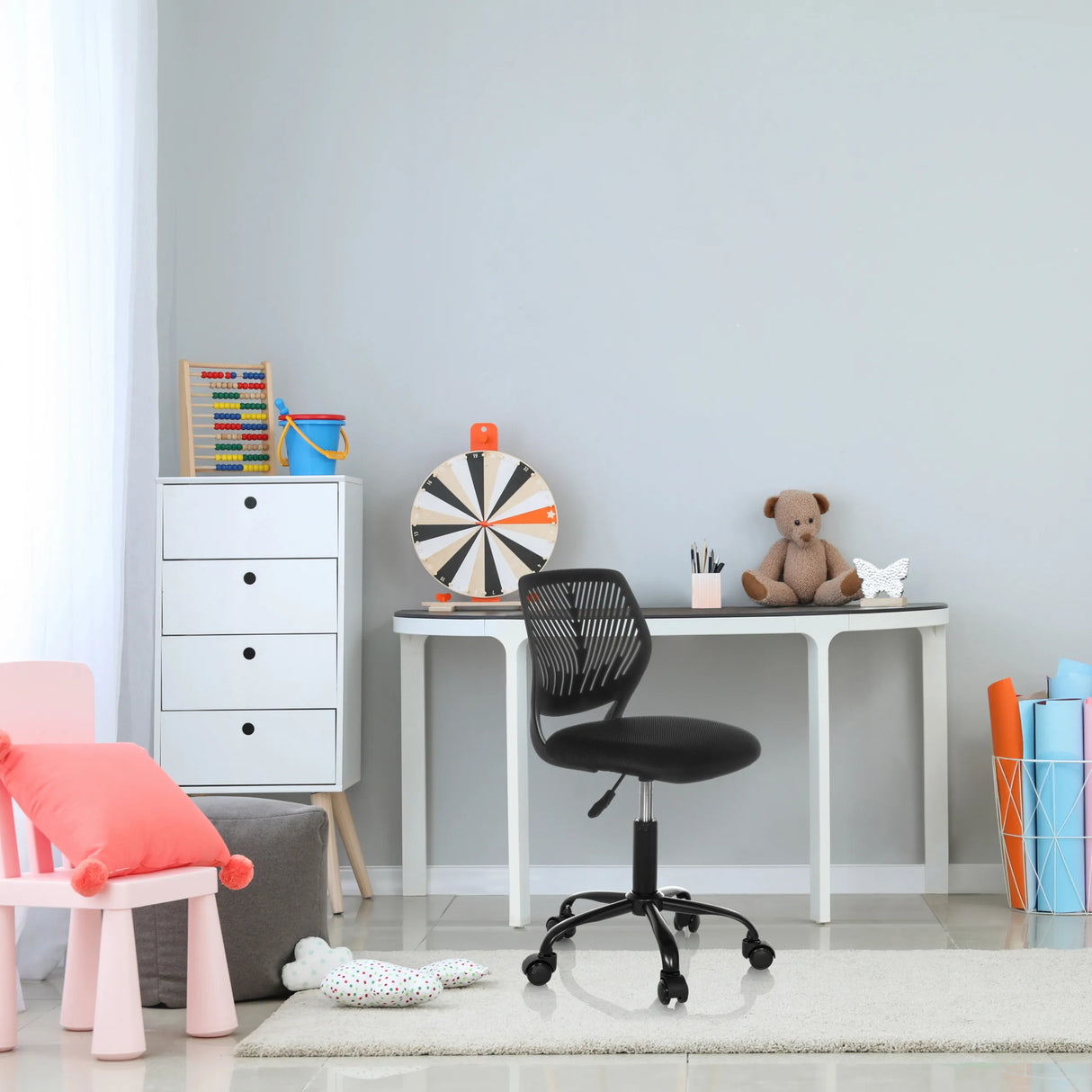 Schwarzer Kinderdrehstuhl KID QB mit Netzrückenlehne und Rollen an einem weißen Schreibtisch von hjh OFFICE