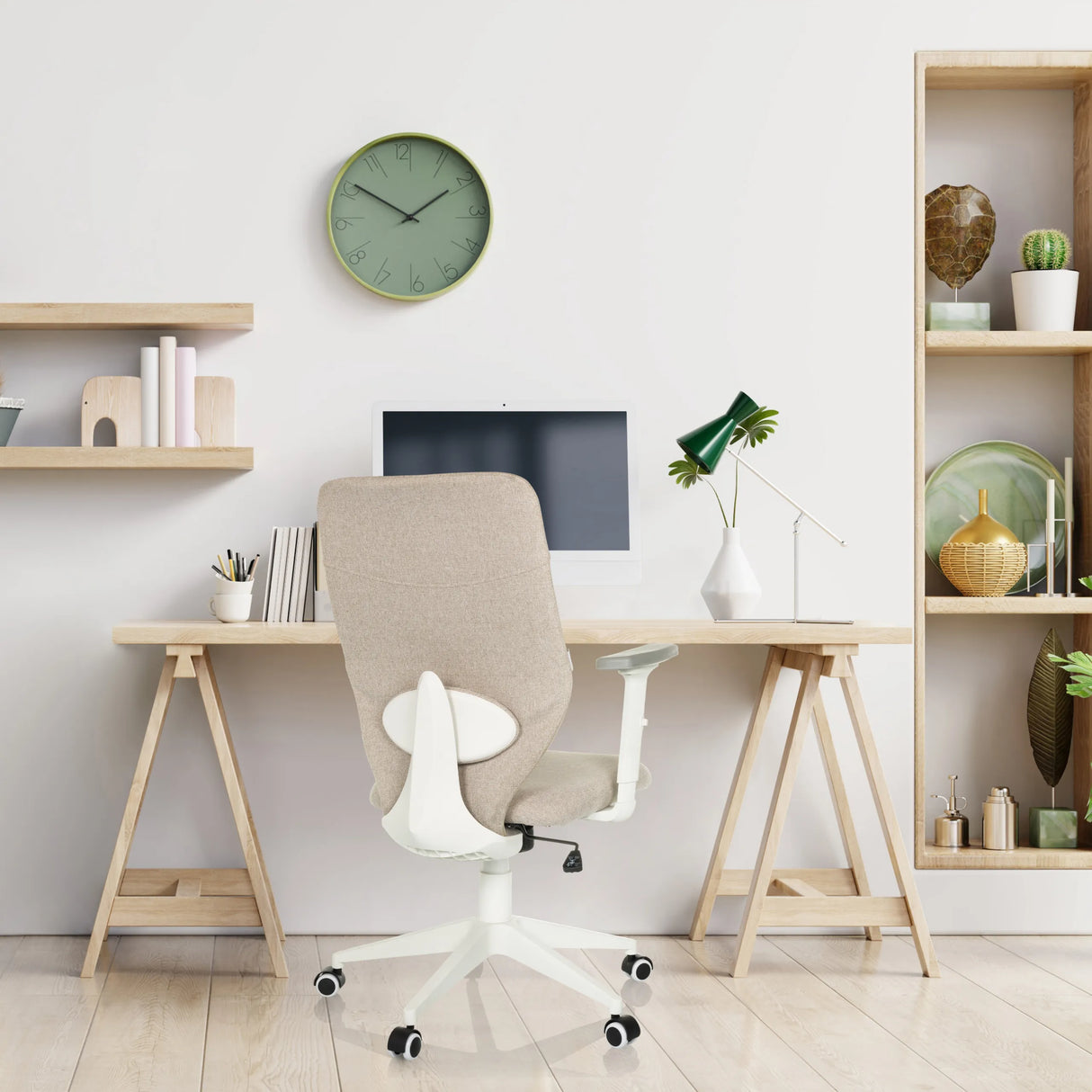 Beiger Homeoffice-Bürostuhl COSIO II mit weißen Armlehnen und Rollen an einem Schreibtisch von hjh OFFICE