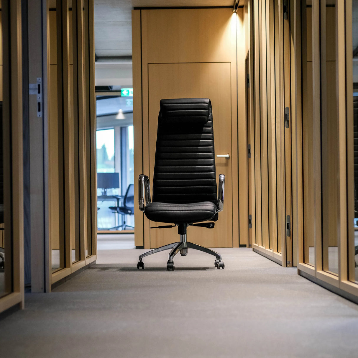 Luxus-Chefsessel ASPERA 20 in Schwarz mit gesteppter Polsterung und silbernen Armlehnen von hjh OFFICE