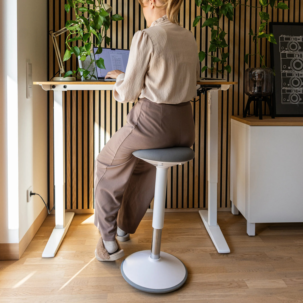 Stehhilfe BALANCE SIT III W in Weiß und Grau mit runder Sitzfläche und Standfuß im Homeoffice von hjh OFFICE
